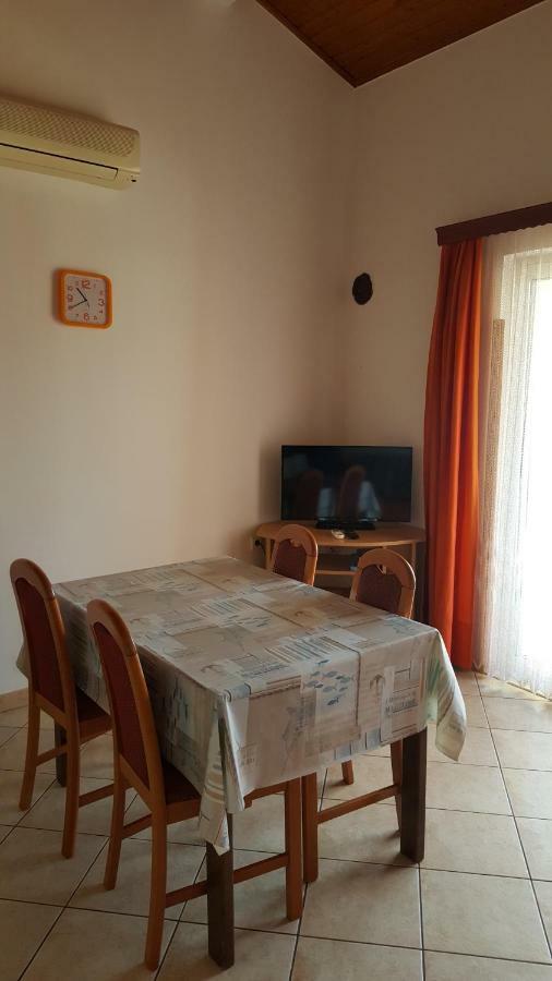 Apartments Anka Vinisce Bagian luar foto